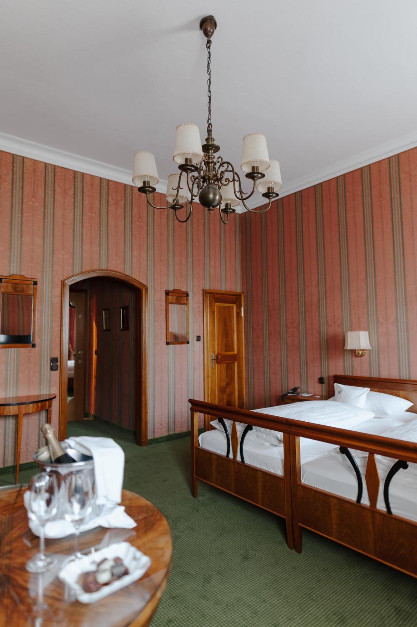 Romantik Hotel Zur Post Fuerstenfeldbruck Exterior photo